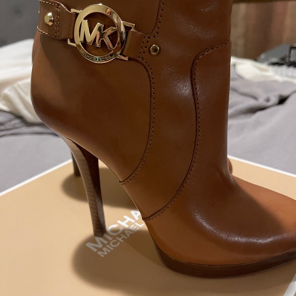 Michael Kors Booties size 7M - Picture 2 of 5